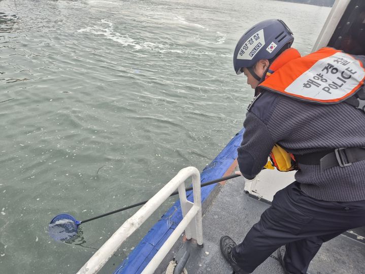 [목포=뉴시스] 해상방제 중인 목포해경. (사진=목포해경 제공) 2025.03.13. photo@newsis.com *재판매 및 DB 금지