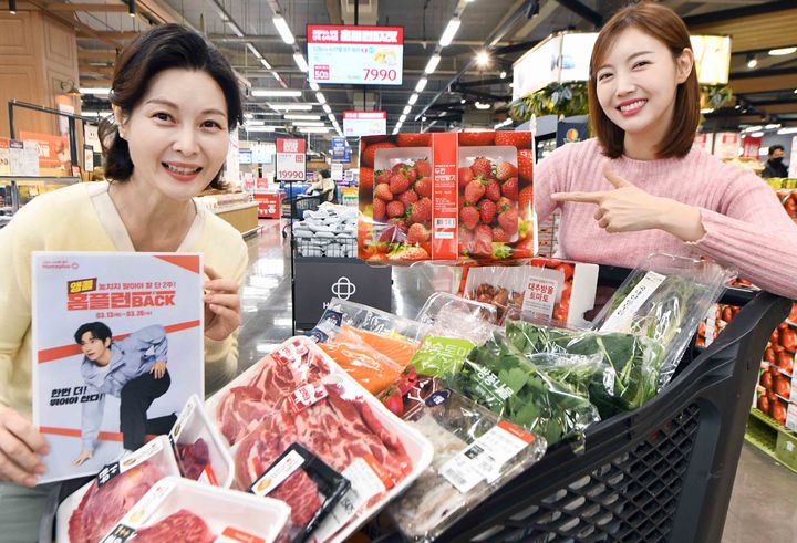 [서울=뉴시스] 13일 관련 업계에 따르면 홈플러스는 '앵콜! 홈플런 이즈 백' 행사를 이날부터 오는 19일까지, 오는 20일부터 26일까지 두 차례에 걸쳐 운영한다. (사진=홈플러스 제공) *재판매 및 DB 금지