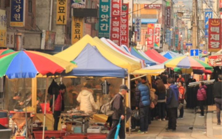 [홍천=뉴시스] 13일 홍천군은 전통시장 방문객들의 편의 증진을 위해 조성된 전통시장 공영주차장이 오는 14일부터 유료 운영을 개시한다 고 밝혔다. 사진은 홍천전통시장 모습. syi23@newsis.com *재판매 및 DB 금지
