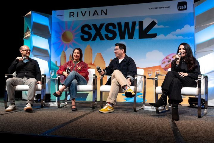 [서울=뉴시스] SXSW 2025에 참석한 미트라 다랍(Mitra Darab) 하이브 X 게펜 레코드 대표(왼쪽 두 번째), 최준원 위버스컴퍼니 대표(왼쪽에서 세 번째). (사진 = Travis P. Ball 제공) 2025.03.13. photo@newsis.com *재판매 및 DB 금지