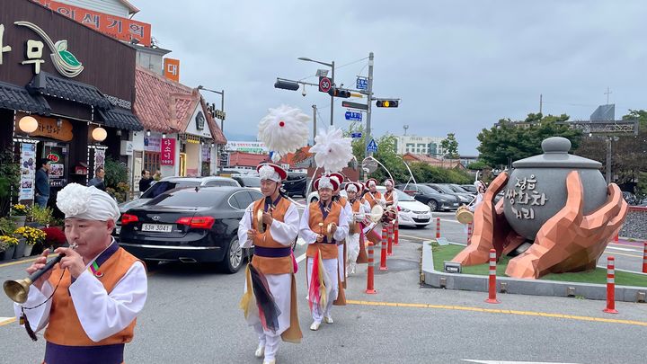 [정읍=뉴시스] 정읍시립농악단이 정읍 쌍화차거리 초입 조형물 앞에서 농악공연을 펼치고 있다. (사진=정읍시립농악단 제공) 2025.03.13. photo@newsis.com *재판매 및 DB 금지