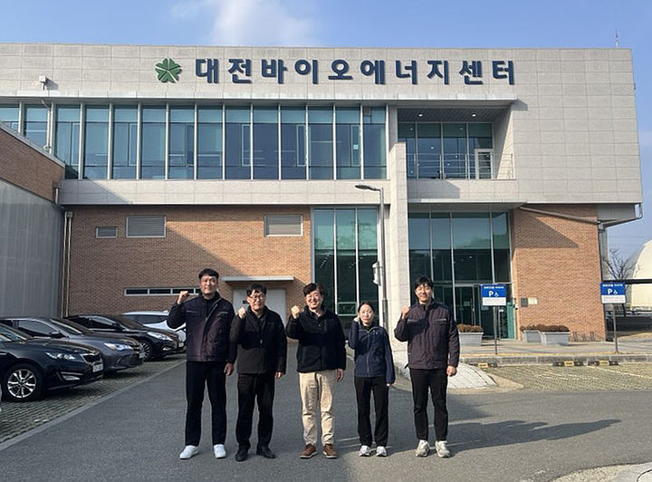 [대전=뉴시스]대전도시공사 바이오에너지 센터 직원들이 폐수처리 장치와 방법에 대한 특허를 취득했다. (사진=대전도시공사 제공) 2025. 03. 13 photo@newsis.com *재판매 및 DB 금지
