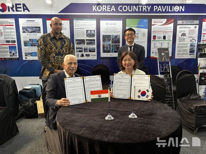 [창원=뉴시스]경남도의 2024년 '경남 원전기업 수출 첫걸음 사업'에 참여한 진주시 소재 ㈜에코파워텍 조윤숙(오른쪽) 대표가 인도 기업과 기자재 공급계약을 체결하고 있는 모습.(사진=경남도 제공) 2025.03.13.photo@newsis.com