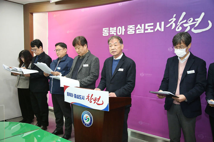 [창원=뉴시스] 강경국 기자 = 홍재식 창원복지재단 이사장이 13일 경남 창원시청 프레스센터에서 각종 복지시책 연구 및 추진 사항과 관련해 브리핑을 하고 있다. (사진=창원시청 제공). 2025.03.13. photo@newsis.com *재판매 및 DB 금지