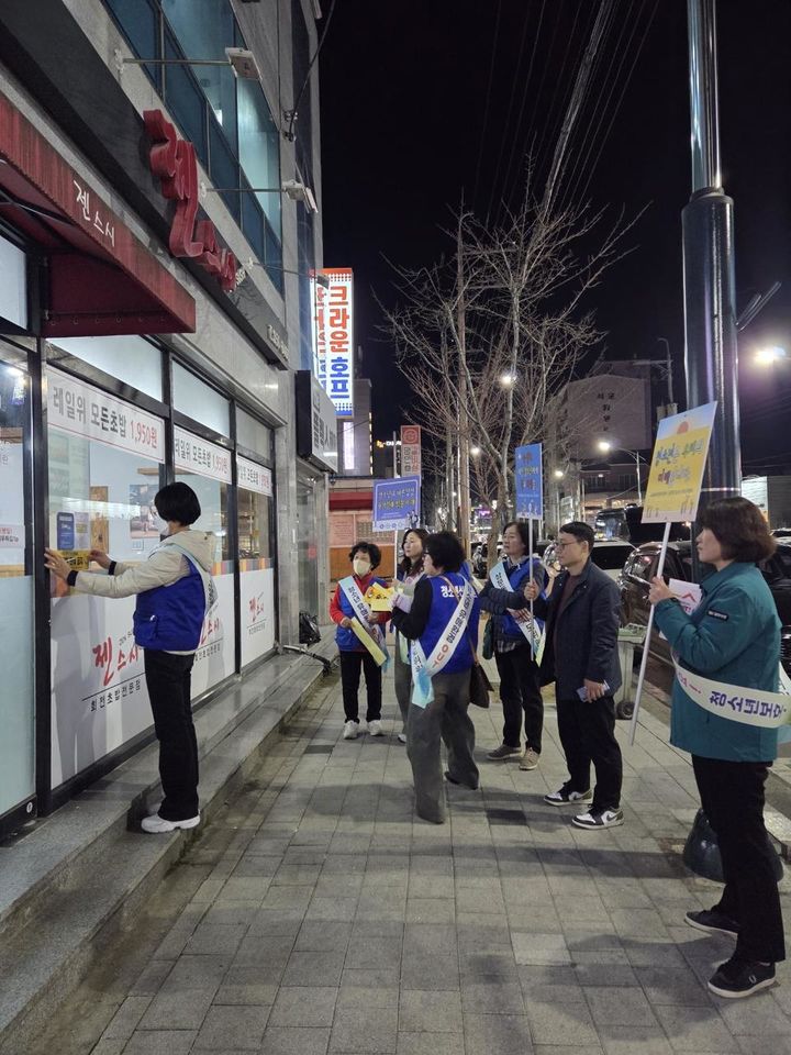 [밀양=뉴시스] 삼문동에서 청소년 유해환경 점검 홍보물을 부착하고 있다. (사진=밀양시 제공) 2025.03.13. photo@newsis.com *재판매 및 DB 금지