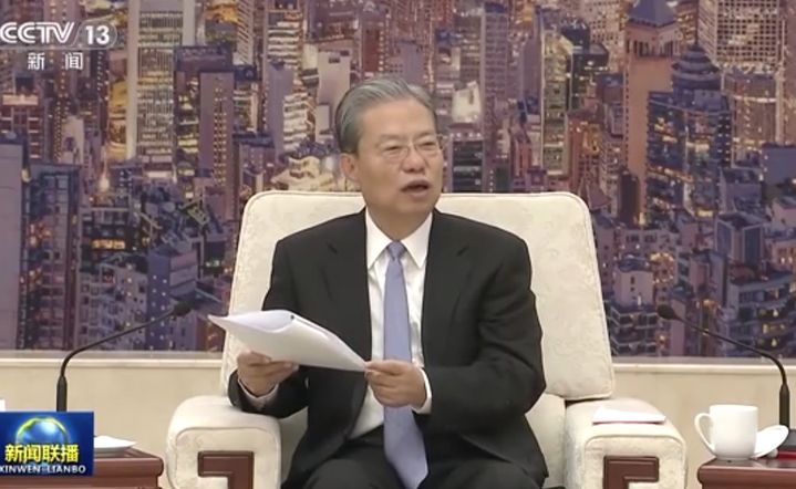 [서울=뉴시스]중국 ‘서열 3위’ 자오러지 전국인민대표대회(전인대) 상무위원장(국회의장 격)이 전인대 폐막식에 불참해 숙청설 등 다양한 추측이 제기되자 자오 위원장이 12일 공식석상에 모습을 드러냈다. 사진은 베이징 인민대회당에서 각 중앙 언론사 대표를 만나는 자오 위원장의 모습. <사진출처: 중국중앙 TV 방송 캡쳐> 2025.03.13