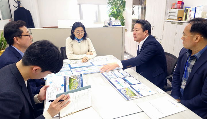 [순창=뉴시스] '2025년 지역활력타운 공모' 선정을 위해 국토교통부를 방문한 최영일 군수(왼쪽 두번째)가 김지연 정책관(왼쪽 세번째) 등 관계자들에게 순창군으로의 사업 필요성과 기대효과 등을 설명하고 있다. *재판매 및 DB 금지