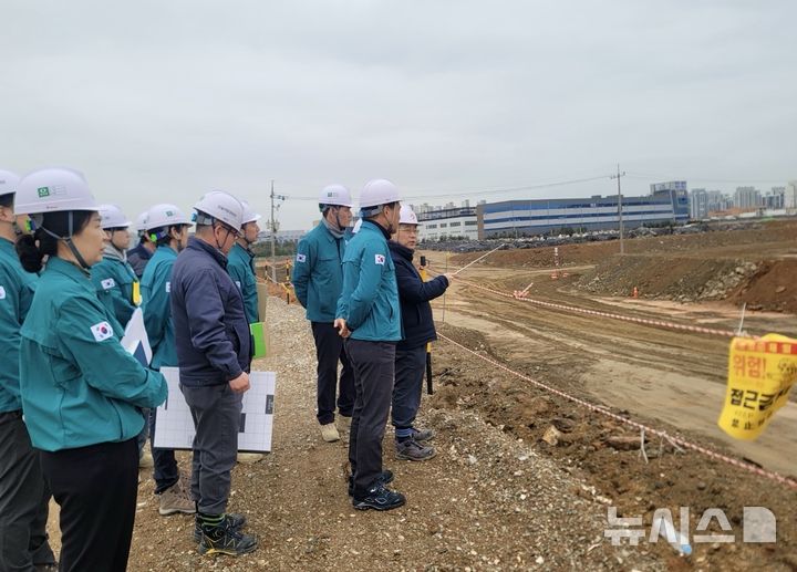 [세종=뉴시스]한국산업단지공단은 다음달 2일까지 산업단지 입주기업과 공단 보유시설물 이용자 등의 안전의식 제고와 안전사고 예방을 위해 산업단지 특별안전 점검을 실시한다.(사진=산단공 제공)