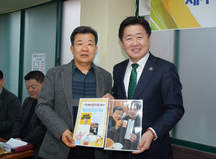 [제주=뉴시스] 박인철 제주도 소상공인연합회 회장(왼쪽)이 10일 오영훈 제주도지사에게 민생경제 살리고, 소상공인 살리고, 먹깨비·탐나는전 이용하는 '3고(GO)' 챌린지 인증사진을 전달하고 있다. (사진=제주도 소상공인연합회 제공) 2025.03.13. photo@newsis.com  *재판매 및 DB 금지