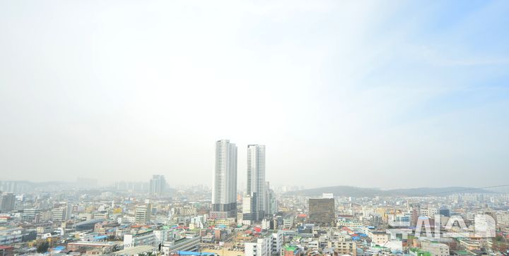 [청주=뉴시스] 서주영 기자 = 중국발 황사가 유입돼 전국에 미세먼지 농도가 '나쁨' 수준을 보인 13일 충북 청주 도심의 하늘이 미세먼지로 뿌옇게 변해 있다. 2025.03.13. juyeong@newsis.com