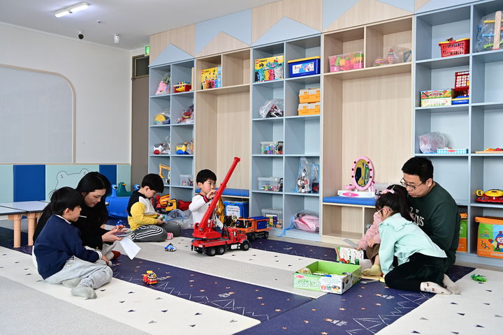 [대구=뉴시스] 대구 동구 동호동 동구가족센터 5층에 있는 공동육아나눔터가 리모델링 된 모습. (사진=대구시 동구 제공) 2025.03.13. photo@newsis.com *재판매 및 DB 금지