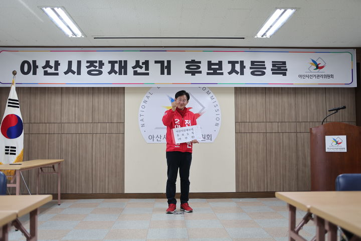 [아산=뉴시스] 국민의힘 전만권 후보가 4.2 아산시장 재선거 출마를 위한 후보자 등록을 마치고 기념 사진을 촬영하고 있다. (사진=전만권 후보 제공) 2025.3.13 photo@newsis.com *재판매 및 DB 금지
