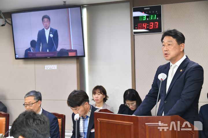 [창원=뉴시스]경남도의회 건설소방위원회 김태규 의원이 지난 11일 의회운영위원회 회의에 참석해 대표발의한 '민생경제 특별위원회 구성 결의안' 관련 제안설명을 하고 있다.(사진=경남도의회 제공)2025.03.13. photo@newsis.com