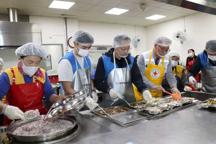 [대구=뉴시스] 대성에너지 '행복한 밥상' 무료 급식 봉사 (사진=대성에너지 제공) photo@newsis.com *재판매 및 DB 금지