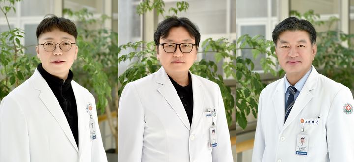 [화순=뉴시스] 화순전남대학교병원은 방사선종양학과 남택근 교수팀이 '고위험 전립선암 환자에서 연령군에 따른 세기 조절 방사선 치료 결과의 비교' 연구논문이 세계적 학술지인 유럽방사선종양학회지(Radiotherapy and Oncology) 올해 4월호에 게재됐다고 13일 밝혔다. 연구팀 정재욱(왼쪽부터)·김용협·남택근 교수. (사진=화순전남대병원 제공) 2025.03.13. photo@newsis.com *재판매 및 DB 금지