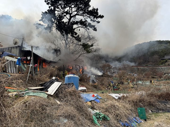 [부산=뉴시스] 13일 오후 부산 사하구의 한 창고로 추정되는 곳에서 불이 났다. (사진=부산소방재난본부 제공) 2025.03.13. photo@newsis.com *재판매 및 DB 금지