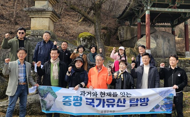 [증평=뉴시스] 13일 충북 증평군 증평읍 남하리사지 삼층석탑 앞에서 역사문화유적 탐방에 참여한 증평문화원 이사, 주민들이 기념사진을 찍고 있다. '과거와 현재는 잇는 증평 국가유산 탐방'을 주제로 한 이번 탐방은 6월까지 7회에 걸쳐 진행된다. (사진=증평문화원 제공) 2025.3.13. photo@newsis.com *재판매 및 DB 금지