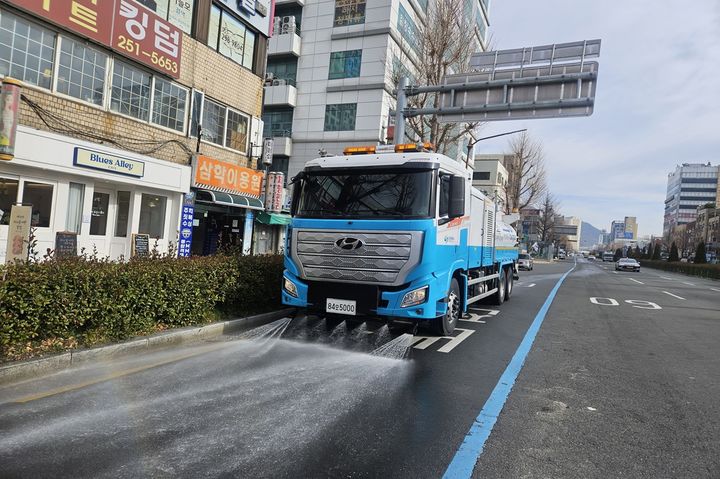 [창원=뉴시스] 강경국 기자 = 경남 창원시 마산회원구가 13일 봄철 황사로 인한 미세먼지(PM10) 농도가 나쁨 수준으로 높아지면서 살수차량을 운행하고 있다. (사진=창원시청 제공). 2025.03.13. photo@newsis.com *재판매 및 DB 금지