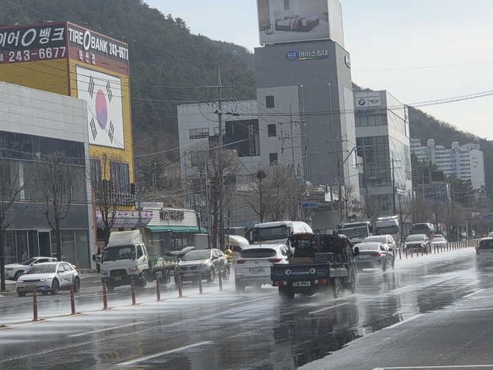 [창원=뉴시스] 강경국 기자 = 경남 창원시 마산회원구가 13일 봄철 황사로 인한 미세먼지(PM10) 농도가 나쁨 수준으로 높아지면서 고정식 도로 살수 시스템 쿨링&클린로드를 가동하고 있다. (사진=창원시청 제공). 2025.03.13. photo@newsis.com *재판매 및 DB 금지