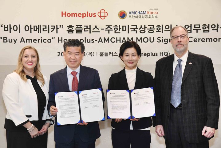 [서울=뉴시스] (왼쪽부터) 리사 앨런 주한미국대사관 농업무역관 관장, 제임스 김 암참 회장 겸 대표이사, 조주연 홈플러스 사장, 마크 드리스 주한미국대사관 농무참사관이 13일 오전 서울 등촌동 홈플러스 본사에서 미국산 식품 판매 확대를 위한 업무협약 후 기념 촬영을 하고 있다. (사진=홈플러스 제공) *재판매 및 DB 금지
