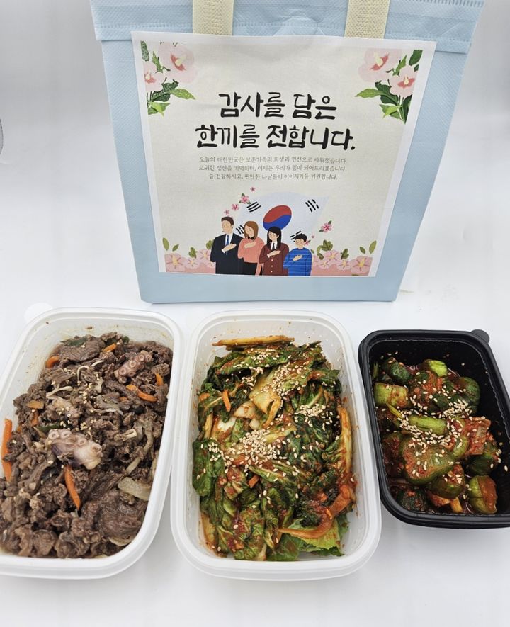 [천안=뉴시스] 천안 저소득 보훈가구 170곳에 전달되는 밑반찬. (사진=천안시 제공) 2025.3.13 photo@newsis.com *재판매 및 DB 금지