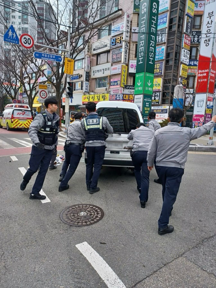 [부산=뉴시스] 부산경찰이 교통사고로 전도된 차량 내 운전자를 구조하고 차량을 신속하게 안전한 곳으로 이동시켜 2차 사고를 예방했다. 좌동지구대 순찰 1팀 팀원들이 승합차를 옮기고 있다. (사진=부산경찰청 제공) 2025.03.13. photo@newsis.com *재판매 및 DB 금지
