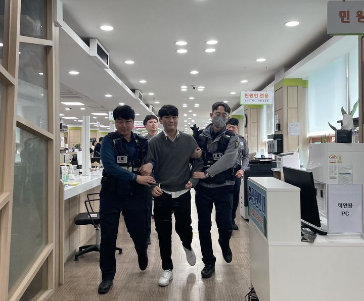 [진천=뉴시스] 13일 충북 진천군청 민원실에서 특이민원 발생 대비 모의훈련에 참여한 관계자들이 민원 사례 연습에 참여하고 있다. (사진=진천군 제공) 2025.3.13. photo@newsis.com *재판매 및 DB 금지