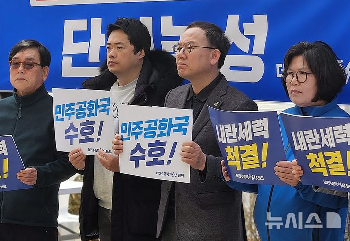 [청주=뉴시스] 이도근 기자= 13일 오후 충북 청주시 상당구 문화동 충북도청 서관 앞 천막 단식농성장에서 더민주충북혁신회의 회원들이 윤석열 대통령 파면을 촉구하는 무기한 단식농성 기자회견을 열고 있다. 2025.03.13. nulha@newsis.com