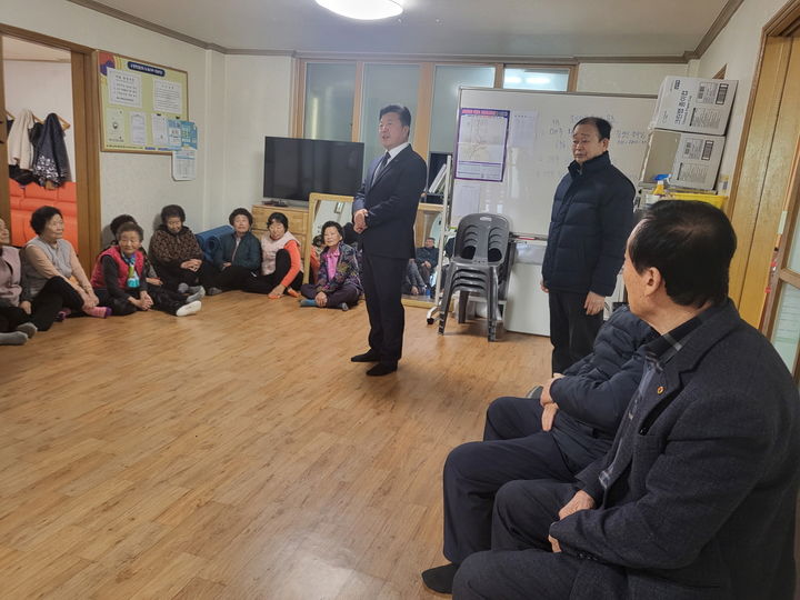 [예산=뉴시스] 최재구 예산군수가 행복경로당을 찾아 어르신들과 소통하고 있다. *재판매 및 DB 금지