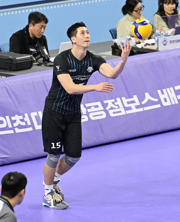 [서울=뉴시스] 프로배구 현대캐피탈 문성민이 지난 2일 인천계양체육관에서 열린 대한항공과의 도드람 2024~2025 V-리그 남자부 경기에서 서브를 준비하고 있다. (사진=KOVO 제공) 2025.03.02. *재판매 및 DB 금지