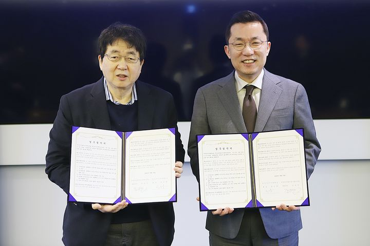 [부산=뉴시스] 김상민 부산디지털자산거래소 대표(오른쪽)와 장순흥 부산외국어대학교 총장이 13일 글로벌 디지털금융 허브 및 블록체인 도시 부산을 만들기 위한 업무협약을 체결하고 있다. (사진=부산디지털자산거래소 제공) 2025.03.13. photo@newsis.com *재판매 및 DB 금지