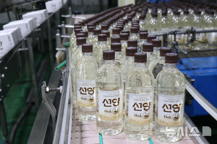 [서울=뉴시스] 선양소주의 오크통 숙성 원액 블렌딩 희석식 소주인 '선양 오크'. photo@newsis.com