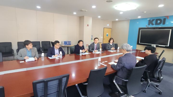 [양산=뉴시스] 양산시 한정우 정책특별보좌관, 박정희 미래혁신국장, 황승환 대중교통과장, 김태호 국회의원실 이창진 보좌관 등이 KDI에 부산~양산~울산 광역철도 예타통과를 건의하고 있다. (사진=양산시 제공) 2025.03.13. photo@newsis.com *재판매 및 DB 금지