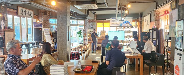 [전주=뉴시스] 전주문화재단은 지역 내 문화예술공간 발굴 사업인 '우리동네 생활문화 활성화 지원사업' 참여 단체를 공모한다고 13일 밝혔다. 사진은 지난해 전주시 삼양다방에서 진행된 '천년전주 굽이치는 이야기 속으로' 프로그램. (사진=전주문화재단 제공) 2025.03.13. photo@newsis.com *재판매 및 DB 금지