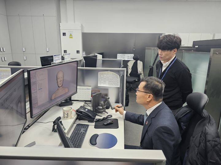 [서울=뉴시스] 이근원 국유단장이 국과수 얼굴 복원 전문가로부터 관련 소프트웨어에 대한 설명을 듣고 있다. (사진=국방부 제공) 2025.03.13. photo@newsis.com *재판매 및 DB 금지
