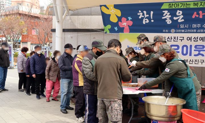 [부산=뉴시스] 육군 제53보병사단 부산여단은 13일 부산진구 어린이대공원 일대에서 부산진구 여성예비군과 함께 무료급식 봉사활동을 펼쳤다고 밝혔다. (사진=53사단 제공) 2025.03.13. photo@newsis.com *재판매 및 DB 금지