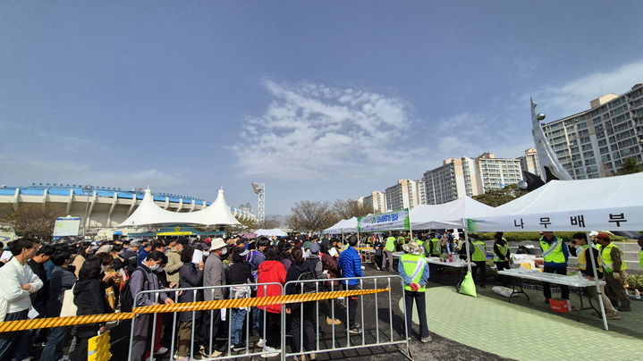 [창원=뉴시스] 강경국 기자 = 지난해 경남 창원시 성산구 만남의광장에서 진행한 나무 나눠주기 행사 모습. (사진=창원시청 제공). 2025.03.13. photo@newsis.com *재판매 및 DB 금지