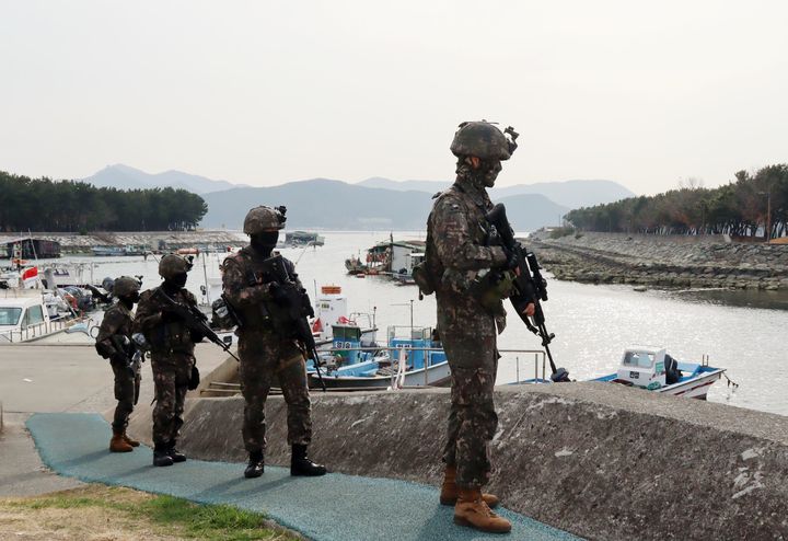 [부산=뉴시스] 육군 제53보병사단 부산여단은 지난 12일 부산 강서구 가덕도 일대에서 '25년 자유의 방패'(Freedom Shild TIGER) 연습과 연계한 해상 밀입국 및 '25년 해상 합동 차단훈련'을 실시했다고 13일 밝혔다. (사진=53사단 제공) 2025.03.13. photo@newsis.com *재판매 및 DB 금지