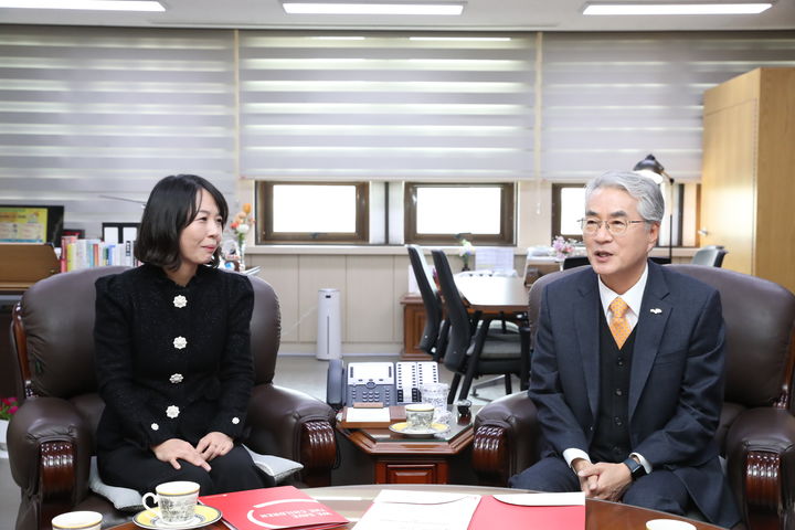 [창원=뉴시스]13일 경남교육감 집무실에서 정은희 경남아동권리센터장(세이브더칠드런)과 박종훈(오른쪽) 경남교육감이 만나 체류 자격 기간 연장과 근본적인 대책 마련에 대한 의견을 나누고 있다.(사진=경남교육청 제공) 2025.03.13.photo@newsis.com *재판매 및 DB 금지