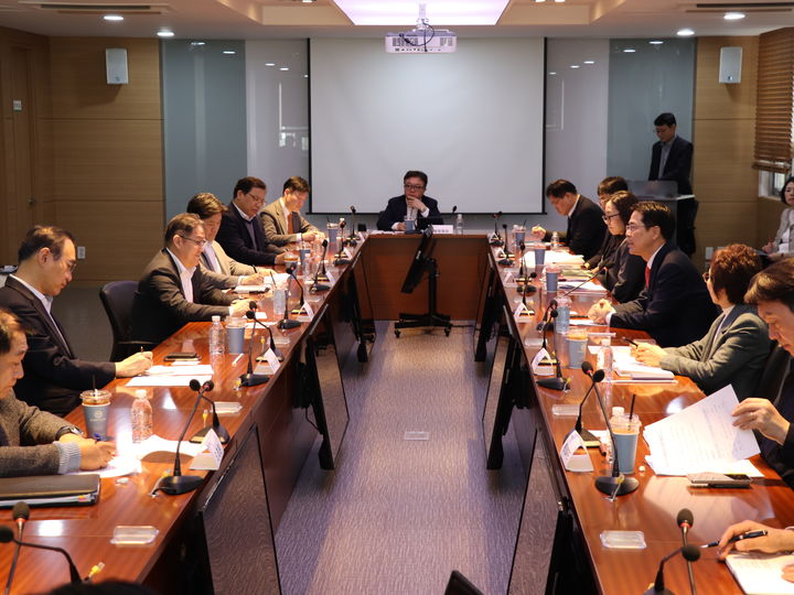 [세종=뉴시스]농림축산식품부가 13일 오후 2시 서울 한국식품산업협회에서 강형석 농업혁신정책실장 주재로 13개 주요 식품기업 임원들과 간담회를 개최하고 있다. (사진=농식품부 제공)  *재판매 및 DB 금지