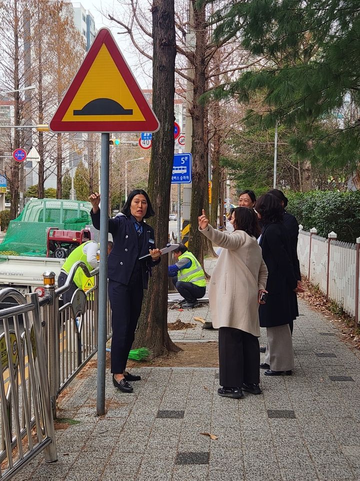 [창원=뉴시스]13일 경남녹색어머니연합회 임원들과 경상남도교육청 안전총괄과 통학안전 담당 공무원들이 김해 석봉초등학교에서 학교 주변 교통안전 시설물과 어린이 보호 구역, 등하교 시 위험 요소를 살펴보고 있다.(사진=경남교육청 제공) 2025.03.13.photo@newsis.com *재판매 및 DB 금지