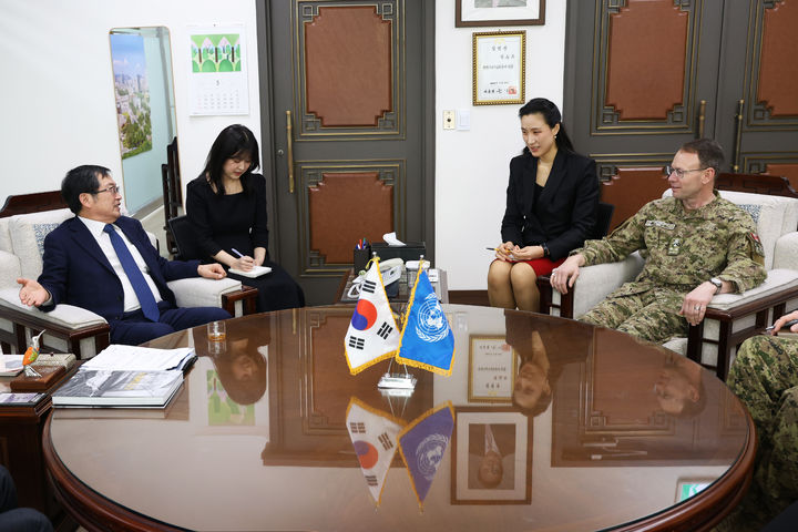 [서울=뉴시스] 백승주 전쟁기념사업회장이 데릭 매컬리 유엔사 부사령관과 환담하고 있다. (사진=전쟁기념사업회 제공) 2025.03.13. photo@newsis.com *재판매 및 DB 금지