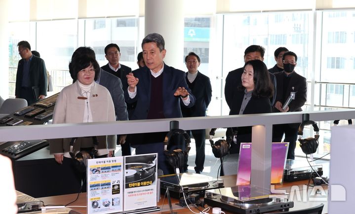 [포항=뉴시스] 송종욱 기자 = 포항시가 촉발 지진으로 철거된 북구 흥해읍 공동주택 터에 복합 문화 공간인 '포은흥해도서관'과 '흥해아이누리플라자'를 오는 18일 개관해 재난 위기 극복의 모범 사례로 평가 받고 있다. 사진은 지난 10일 이강덕 시장이 포은흥해도서관을 방문해 음악 관련 시설을 살펴보는 모습. (사진=포항시 제공) 2025.03.13. photo@newsis.com