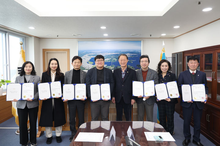 [창원=뉴시스] 강경국 기자 = 13일 경남 창원시의회에서 정책연구용역 심의위원회 위원 위촉식이 열리고 있다. (사진=창원시의회 제공). 2025.03.13. photo@newsis.com *재판매 및 DB 금지