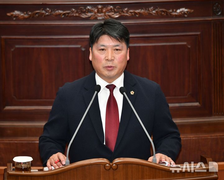 [창원=뉴시스]박동철 경남도의원이 13일 제421회 임시회 제3차 본회의에서 '진해신항 개발사업' 관련 여러 현안에 대해 도정질문을 하고 있다.(사진=경남도의회 제공) 2025.03.13. photo@newsis.com