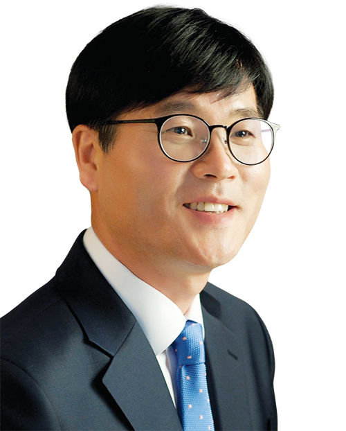 [거제=뉴시스] 신정철 기자= 더불어민주당 변광용 후보가 13일, 거제시장 재선거 본후보로 공식 등록을 마치고 "무너진 거제 경제를 반드시 살려내고, 시민들이 체감할 수 있는 변화를 이끌겠다"고 출마의 결의를 밝혔다.(사진은 변광용 후보 프로필.(사진=변광용후보선대본 제공).2025.03.13. photo@newsis.com *재판매 및 DB 금지