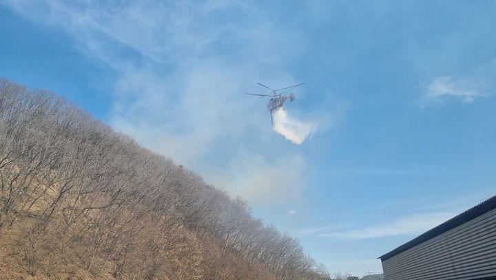 [경주=뉴시스] 13일 오후 3시17분께 경주시 내남면 노곡리의 한 야산 중턱에 불이 났다는 신고가 접수됐다. (사진=경북소방본부 제공) 2025.03.13. photo@newsis.com  *재판매 및 DB 금지