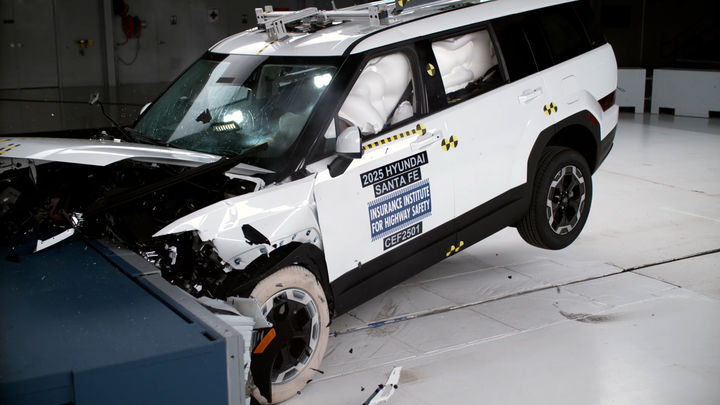 [서울=뉴시스] 미국 고속도로안전보험협회(IIHS) 정면 충돌 시험 중인 현대차의 중형 SUV 모델 '2025 싼타페' 모습. (사진=IIHS 제공) 2025.03.13 photo@newsis.com *재판매 및 DB 금지