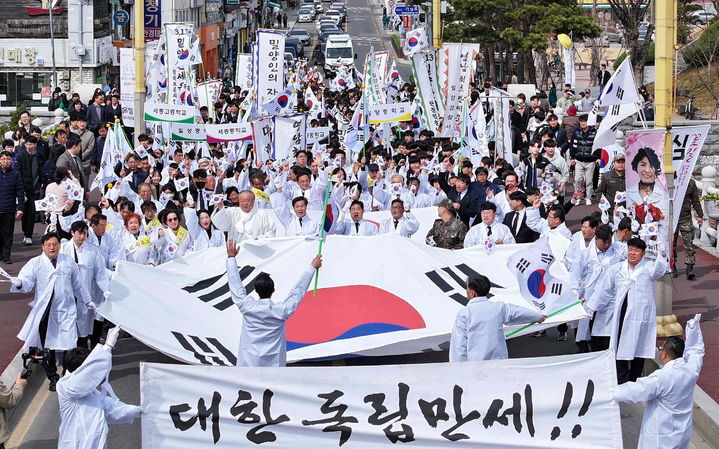 [밀양=뉴시스] 3·13 밀양만세운동 재현행사에서 참가자들이 시가행진하고 있다. (사진=밀양시 제공) 2025.03.13. photo@newsis.com *재판매 및 DB 금지