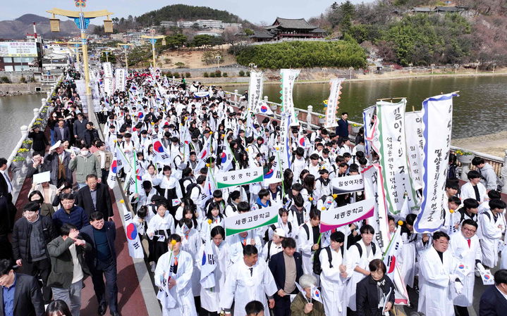 [밀양=뉴시스] 3·13 밀양만세운동 재현행사에서 참가자들이 시가행진하고 있다. (사진=밀양시 제공) 2025.03.13. photo@newsis.com *재판매 및 DB 금지